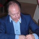 <p>Javier Marías firma un libro en la Feria del Libro de Turín en 2008.</p> (: bieco blu / wikimedia commons)