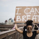 <p>Una mujer con una pancarta de protesta en EE.UU. </p>