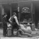 <p>Dos hombres con hijos, en un desahucio, de pie con sus pertenencias en la acera, alrededor del año 1910, en Nueva York.</p>