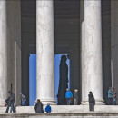 <p>Algunos visitantes en el Jefferson Memorial del Mall de Washington en 2013.</p>