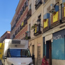 <p>Las banderas amarillas de Lavapiés Denuncia, un movimiento vecinal contra los narcopisos y la degradación, en una fachada del barrio.</p>