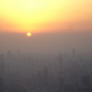 <p>Nube de contaminación sobre la ciudad china de Shanghai. 2008. <strong>/ Suicup</strong></p>
