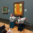 <p>Imagen de las activistas de Just Stop Oil tras lanzar sopa de tomate contra el cuadro ‘Los Girasoles’ de Van Gogh.</p>