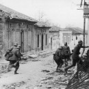 <p>Soldados nacionalistas asaltan un suburbio de Madrid durante la Guerra Civil.</p>