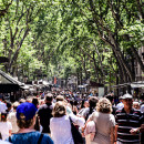 <p>Una multitud por la Rambla de Barcelona.</p>