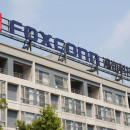 <p>Un letrero en un edificio de la empresa taiwanesa Foxconn, proveedora de Apple.</p> (: Puddingworld | Wikimedia Commons)