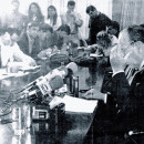 <p>Imagen de archivo del autor (primer por la izquierda) en una rueda de prensa de Manuel Fraga.</p>