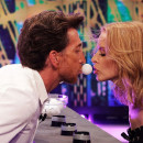 <p>Pablo Motos con la cantante Kylie Minogue durante la emisión de 'El hormiguero' en 2014.</p>