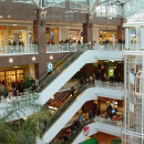 <p>Interior de un gran centro comercial. </p>