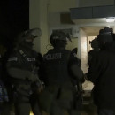<p>Agentes de la policía alemana efectuando una de las 25 detenciones realizadas en la operación.</p>