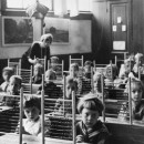 <p>Niños en la escuela con un ábaco sobre la mesa en Haarlem, Países Bajos, en torno a 1930.</p>