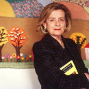 <p>La escritora Josefina Aldecoa (1926-2011) posa con su novela más famosa en una imagen promocional. </p> (: )