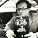 <p>James McClure posa con su libro 'Spike island' (1986) en una imagen promocional.</p>
