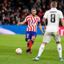 <p>Koke mueve el balón ante Toni Kroos en el derbi de cuartos de final de la Copa del Rey.</p>