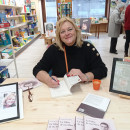 <p>Christine Martínez-Médale firma ejemplares de su libro ‘La maleta de mi madre’.</p>