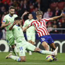 <p>El atlético Llorente, ya recuperado de una lesión muscular, defiende el balón. </p>