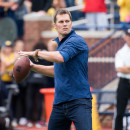 <p>Tom Brady lanza un balón antes de la victoria de los Wolverines de Michigan ante los Buffaloes de Colorado (17 de septiembre de 2016).</p>