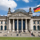 <p>Entrada principal del Bundestag alemán (Berlín). <strong>/ Jorge Royán</strong></p>