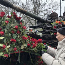 <p>Un manifestante por la paz coloca claveles rojos en los restos de un tanque ruso colocado frente a la embajada de dicho país.</p>
