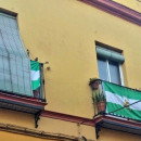 <p>Banderas andaluzas colgadas de los balcones.</p>