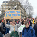 <p>Manifestante muestra una pancarta en la que se lee “¿Qué tenemos que hacer para que nos escuchen?”.</p>