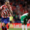 <p>Ángel Correa besa el escudo en la celebración de su gol ante el Betis.</p>