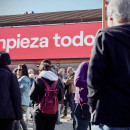 <p>Alrededores del polideportivo Magariños (Madrid), antes del inicio del acto de presentación de Sumar del pasado 2 de abril. <strong>/ Sumar</strong></p>