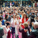 <p>Yolanda Díaz posa saludando a la multitud junto a Ada Colau y Mónica García el pasado día 2 en Magariños. </p>