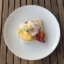 <p>Huevos Benedict y salsa holandesa perdiendo el equilibrio.<strong> / G. M.</strong></p>