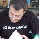 <p>Fernando Sánchez Dragó firmando libros en la Feria del libro de Madrid, junio de 2007.</p>