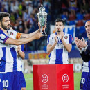<p>El presidente de la Federación, Luis Rubiales, entrega la Copa al actual capitán del Levante, Vicente Iborra. <strong>/ RFEF</strong></p>