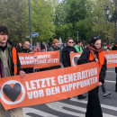 <p>Miembros del colectivo Última Generación, durante la manifestación del 27 de abril por el centro de Berlín.<strong> / C. N.</strong></p>