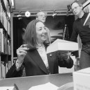 <p>La periodista Oriana Fallaci firmando libros en diciembre de 1980. </p>