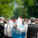 <p>Varias personas en las fiestas de San Isidro con la vestimenta tradicional en 2015. / <strong>Foto: Félix Moreno Palomero | Ahora Madrid</strong></p>