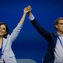 <p><em>Díaz Ayuso y Feijóo durante un acto de campaña. </em>/ <strong>PP Madrid</strong></p>