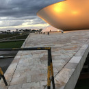 <p>Brasilia: dos estructuras semicirculares –una cóncava la otra convexa– simbolizan la Cámara y el Senado. /<strong> Foto: A. R.</strong></p>