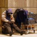 <p>Imagen de un hombre sin hogar sentado en la calle. / <strong>Matthew Woitunski</strong></p>