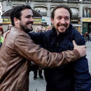 <p>Alberto Garzón y Pablo Iglesias, en la Puerta del Sol, después de firmar el 'pacto de los botellines', en 2016.</p>