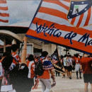 <p>Aficionado ondea la bandera rojiblanca con el escudo antiguo frente al Metropolitano. <strong>/ Twitter </strong></p>