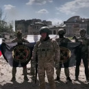 <p>Yevgueni Prigozhin, junto a otros militares del grupo de mercenarios Wagner, en la ciudad de Rostov el pasado 24 de junio. <strong>/ CNN</strong></p>