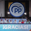 <p>Feijóo rodeado por su equipo salió a saludar desde la sede del PP pasada la medianoche. / <strong>PP </strong></p>