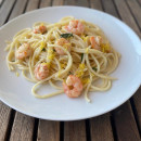 <p>Spaghetti al limone e gamberi. Noten la piel del limón acariciando el todo. / <strong>G. M. </strong></p>