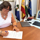 <p>María Eugenia Moreno, alcaldesa de Huévar de Aljarafe, firma la renuncia a su sueldo. / <strong>Twitter @maruhuevar</strong></p>