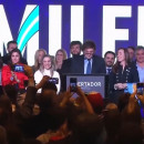 <p>Javier Milei da un discurso rodeado de su equipo durante la noche electoral. / <strong>El País</strong></p>