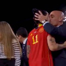 <p>El momento durante la entrega de medallas en el que Rubiales agrede a la jugadora Jennifer Hermoso. / <strong>RTVE</strong></p>