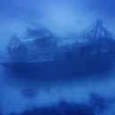 <p><em>'La profundidad del silencio',</em> en memoria de las víctimas del naufragio de Lampedusa del 3 de octubre de 2013. En el Museu Marítim. / <strong>Francesco Zizola</strong></p>