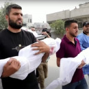 <p>Varios hombres trasladan los cuerpos de niños gazatíes asesinados por los bombardeos israelíes, el pasado 23 de octubre. <strong>/ RTVE</strong></p>