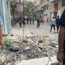 <p>Escombros causados por los bombardeos en una calle de Gaza. / <strong>M.M.</strong></p>