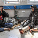 <p>Heridos en un pasillo del hospital Al-Shifa, el mayor de Gaza. / <strong>Mohammed Zaanoun</strong></p>