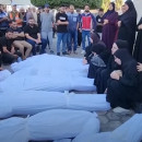 <p>Funeral de víctimas de los bombardeos israelíes en Deir al-Balah (Gaza) el 20 de octubre. /<strong> AP (Youtube)</strong></p>